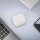 Silikonowe etui z karabińczykiem Bizon Case Headphone Silicone do Samsung Galaxy Buds 3 / 3 Pro białe