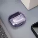 Elastyczne etui z karabińczykiem Bizon Case Headphone Clear do Samsung Galaxy Buds 3/3 Pro przeźroczysto-fioletowe
